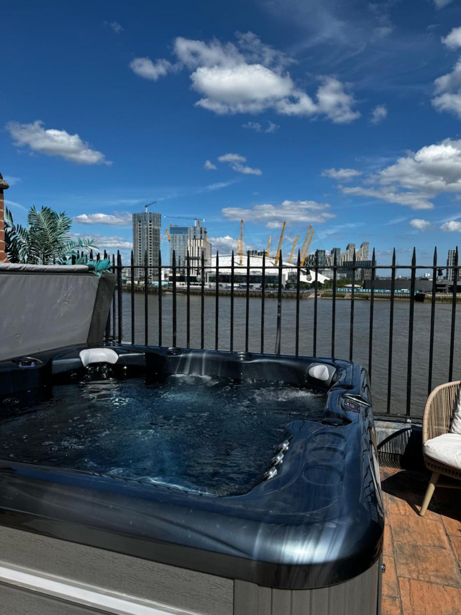 לונדון 3 X Bedroom Riverside Flat With Hot Tub On Roof Terrace מראה חיצוני תמונה