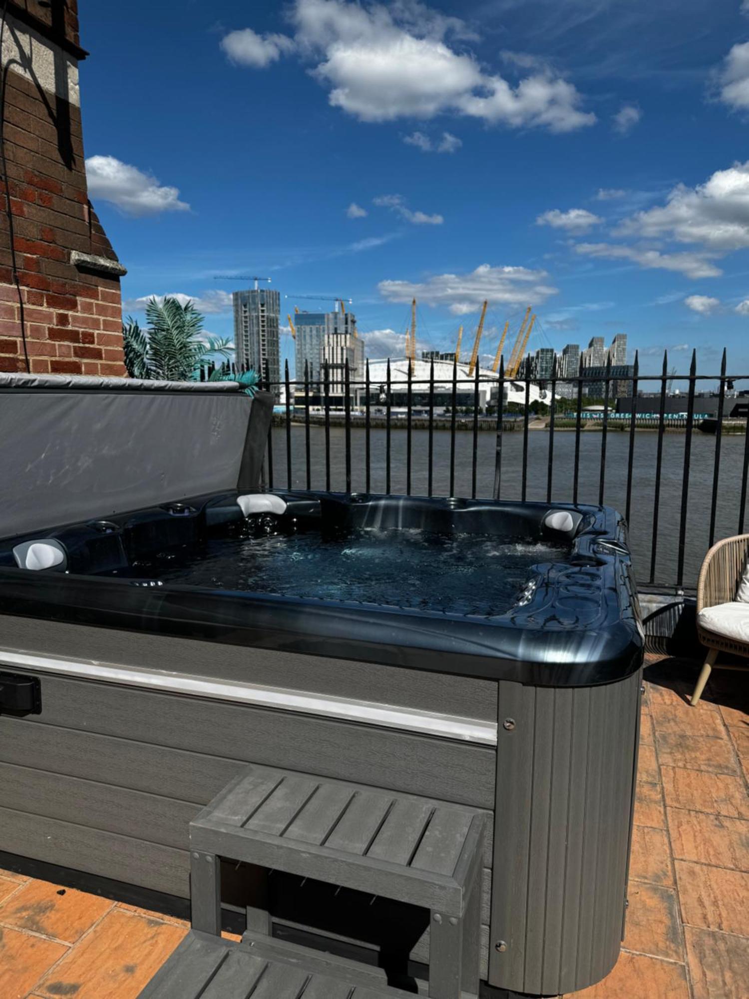 לונדון 3 X Bedroom Riverside Flat With Hot Tub On Roof Terrace מראה חיצוני תמונה